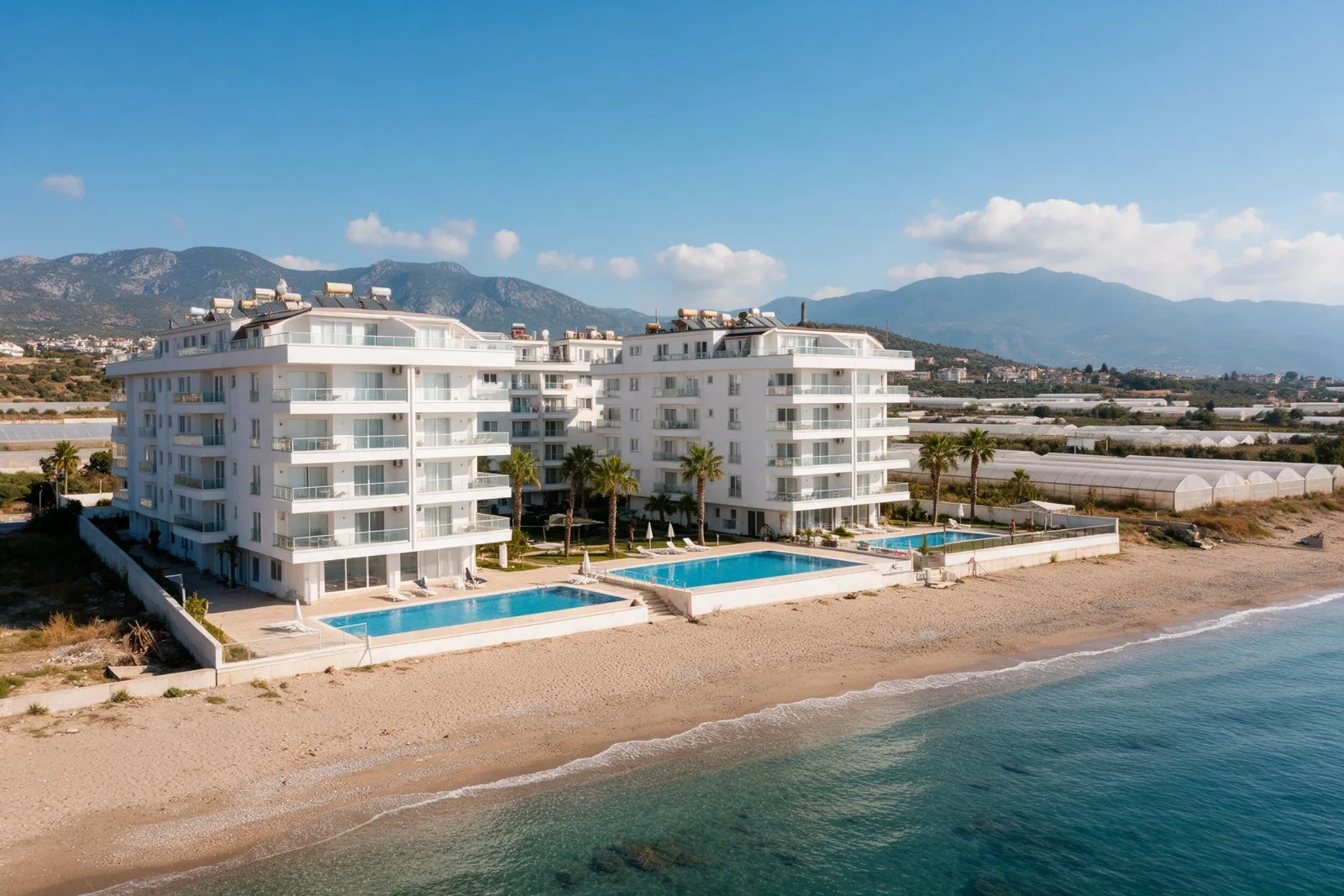 Οικιστικά συγκροτήματα με πισίνες δίπλα στη θάλασσα στο Ερντεμλί της Μερσίνας
