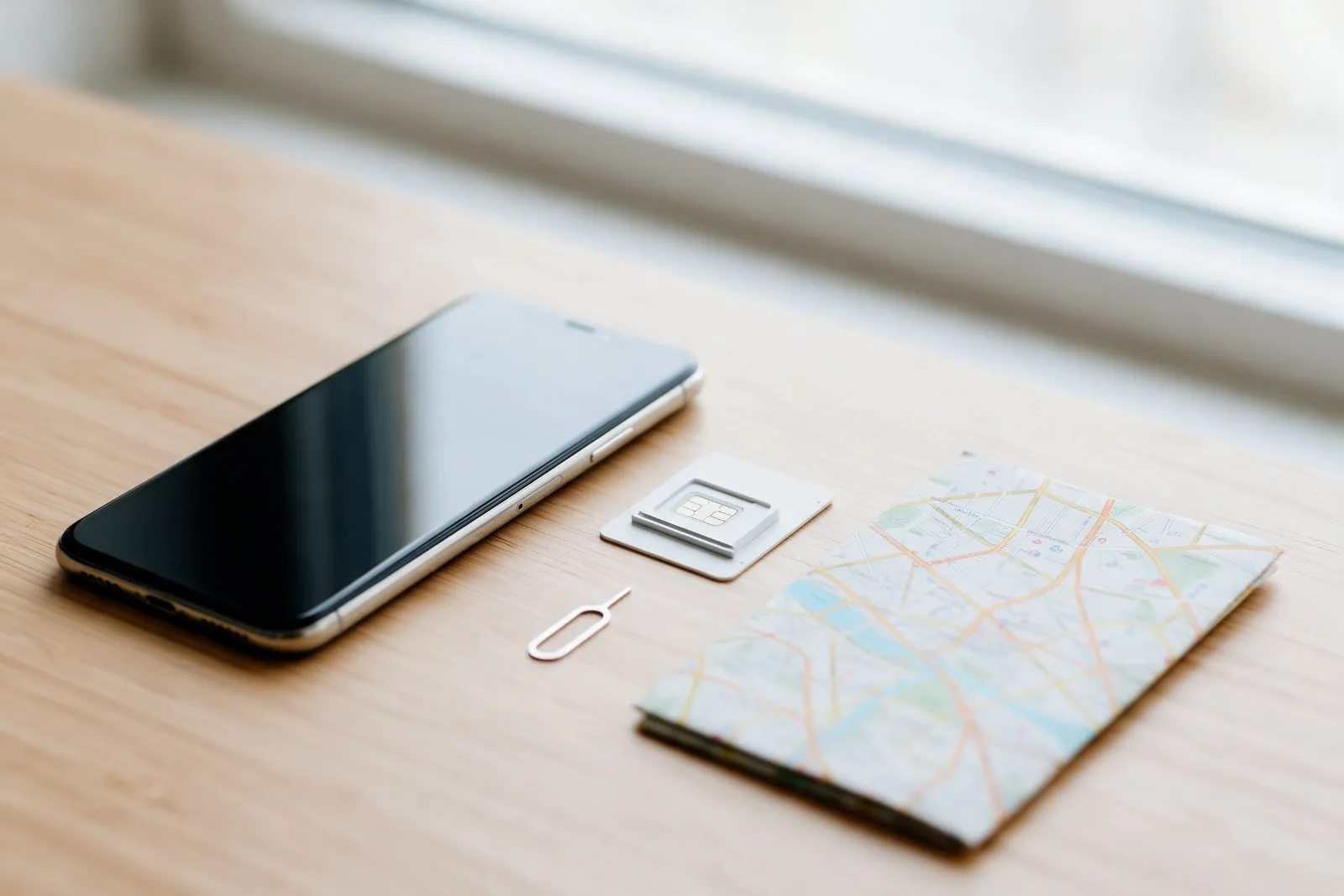 Τουρκική κάρτα SIM και smartphone πάνω σε τραπέζι